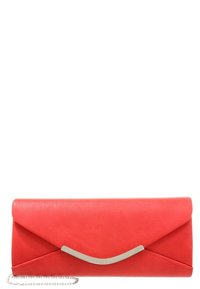 Borsetta a pochette rossa in pelle con chiusura curva in argento e sottile catena argentata, esposta su sfondo bianco.