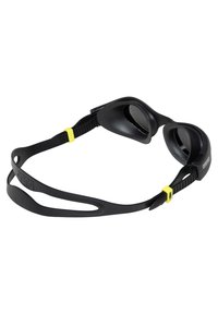 Zwarte zwemgoggles met zachte rubberen oogkappen, gele accenten, een verstelbare band en een gestroomlijnd ontwerp voor verminderde weerstand in het water.