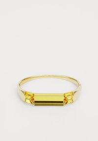 Bracelet en tone doré avec un bandeau lisse et arrondi et trois pierres précieuses rectangulaires jaunes. Présente une finition polie avec des accents clairs.