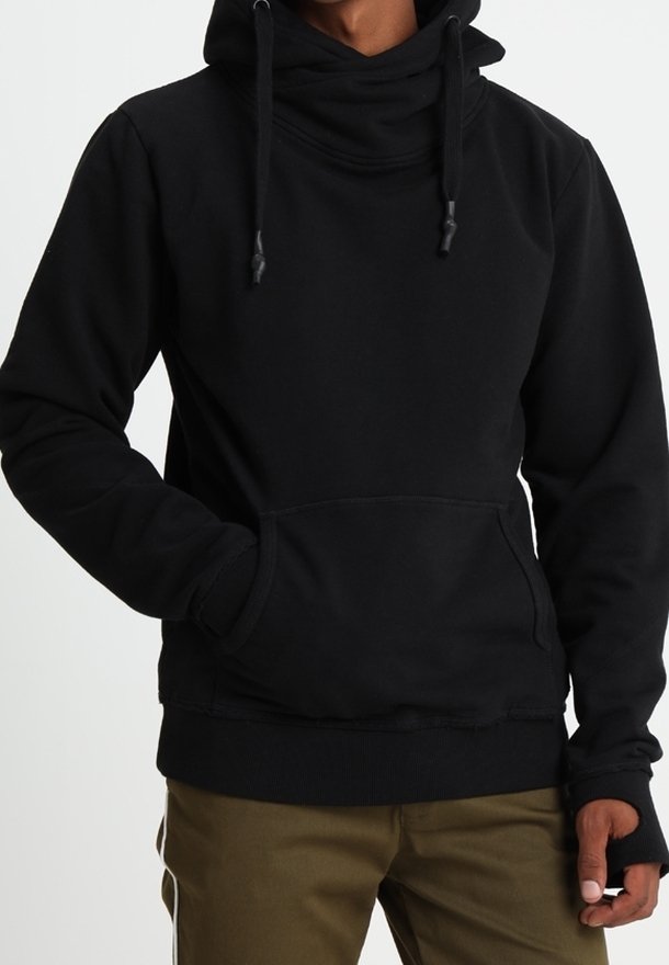 Felpa nera con cappuccio, collo alto, tasca a marsupio e chiusure con coulisse. Realizzata in tessuto morbido e strutturato. Vestibilità comoda.