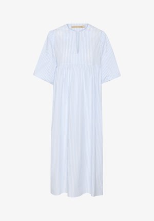 Robe rayée bleu clair en coton avec des manches courtes, un col rond et une longueur mi-mollet. Présente une taille froncée pour plus de volume.
