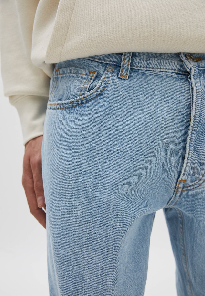 Herren Skinny Fit | PULL&BEAR STANDARD-FIT-JEANS MIT ZIERRISSEN AN DEN HOSENBEINEN Jeans Straight Leg royal blue/royal - VY83591 Herren Skinny Fit | PULL&BEAR STANDARD-FIT-JEANS MIT ZIERRISSEN AN DEN HOSENBEINEN Jeans Straight Leg royal blue/royal - VY83591