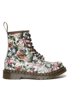 Blomsterprintet snørestøvle med brun sål og gul syning, med lyserøde, blå og grønne blomsterdesign på hvid baggrund.