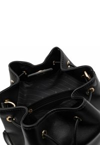 Sac seau en cuir noir avec fermeture à cordon, matériel en ton doré et intérieur en tissu rayé noir comportant une poche zippée.