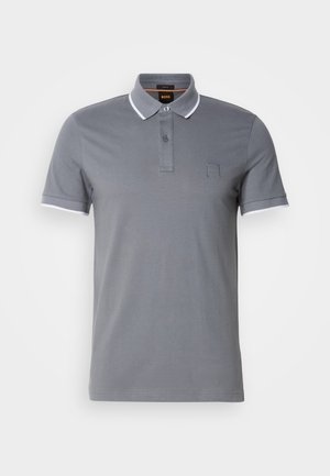 Grijze polohemd van gladde stof met een klassieke kraag, een placket met twee knopen en witte afwerking op de mouwen. Logo patch op de borst.