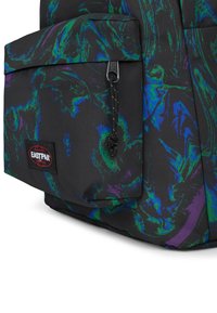 Svart väska med abstrakt mönster i grönt och lila swirl. Har en framficka och justerbar svart dragsko. Eastpak-logotyp synlig.