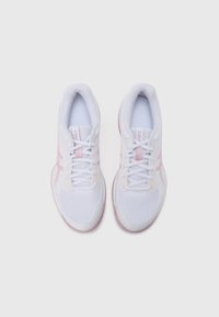 Λευκά αθλητικά παπούτσια με ροζ ακροβατικά, πλέγμα στο πάνω μέρος, στρογγυλή μύτη και επίπεδα κορδόνια. Ο σχεδιασμός περιλαμβάνει σήμανση στο πλάι και υφασμένα χαρακτηριστικά.