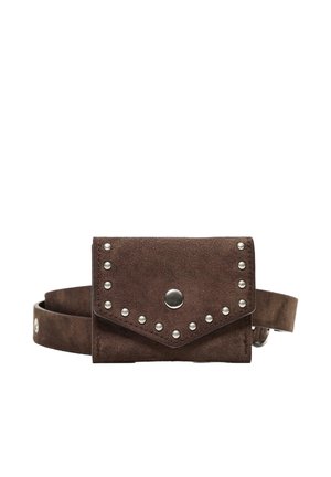 Rjava semiš torbica za pas s srebrnimi zakovci, ki obkrožajo preklop in s osrednjim srebrnim zatičem za zapiranje, položena ravno na belem ozadju.