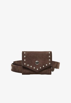 Braune Wildleder-Gürteltasche mit silbernen Nieten, die die Klappe umranden, und einem zentralen silbernen Druckknopfverschluss, flach auf weißem Hintergrund liegend.