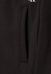 Calvin Klein Jeans STACK LOGO  - Shorts - black