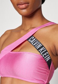 Calvin Klein Swimwear ONE SHOULDER BRALETTE - Bikini pezzo sopra - bold pink