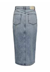 Falda lápiz de mezclilla en azul claro con cintura alta, bolsillos traseros y detalles de costura sutiles. Textura suave con un acabado ligeramente desgastado.
