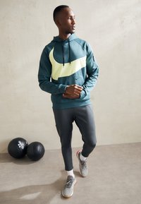 Nike Performance Majica s kapuljačom - deep jungle/luminous green/black