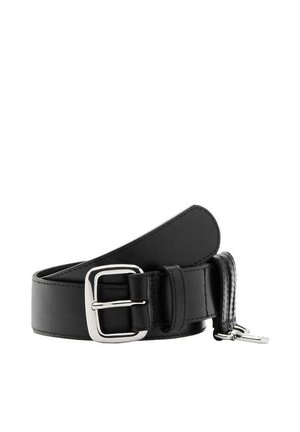 Ceinture en cuir noir enroulée avec une boucle rectangulaire argentée et une boucle en métal sur fond blanc.