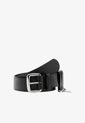 Ceinture en cuir noir enroulée avec une boucle rectangulaire argentée et une boucle en métal sur fond blanc.