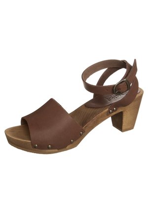 Bruine leren sandaal met open teen, houten blokhak, enkelbandje met gesp en metalen studs langs de rand van de zool.