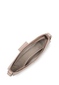 Pochette in pelle beige con chiusura a cerniera, caratterizzata da un'esterno liscio e un interno foderato in tessuto con più scomparti.