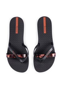 Schwarze Flip-Flops mit einer strukturierten Sohle, ausgestattet mit schwarzen Riemen und einem Leopardenmuster-Akzent. Das Logo ist in Orange auf dem Riemen aufgedruckt.