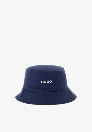 Chapeau seau en coton bleu marine avec un rebord cousu et le logo "HUGO" blanc à l'avant. Texture lisse avec un design structuré.