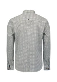 Langarmshirt met een geometrisch patroon in blauw en groen op een witte achtergrond, met een button-down kraag en contrasterende knoopaccenten.