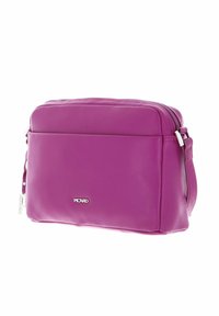 Sac bandoulière en cuir violet avec poche avant, fermeture éclair argentée, et logo en métal "Picard" sur fond blanc.