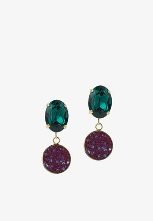 Gouden oorbellen hebben een grote ovale teal blauwe steen en een ronde paarse steen met een gestructureerd oppervlak, wat een gelaagd ontwerp creëert.