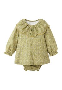 Żółty niemowlęcy strój w kwiatowy wzór, z falbaniastym kołnierzykiem, długimi rękawami, z przodu zapinany na guziki oraz pasującymi spodniami. Miękka tekstura materiału.
