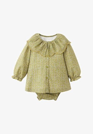 Žuta beba odjeća s cvjetnim uzorkom, koja ima volanasti ovratnik, duge rukave, dugmad sprijeda i odgovarajući donji dio. Mekani materijal.