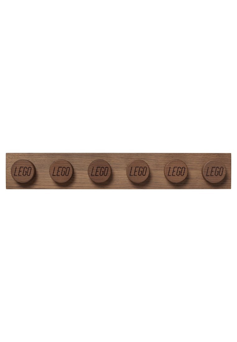 Houten basis met vijf cirkelvormige LEGO-stukken, gegraveerd met de tekst "LEGO", in een warme bruine kleur, met een gladde textuur en een uniform ontwerp.