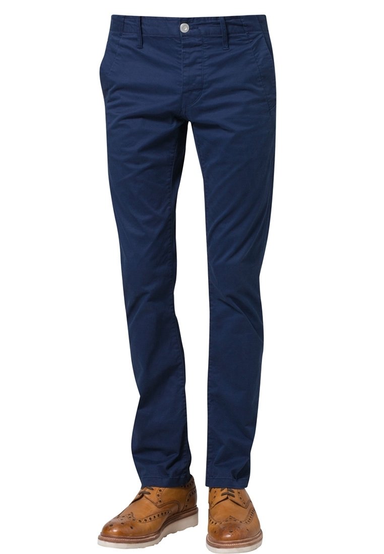 Tmavě modré bavlněné chino kalhoty s úzkým střihem, vybavené zipem a předními kapsami. Doplňují je stříbrný knoflík a jemné šití.