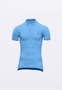 Svetlomodrá polokošeľa z látky, s golierom, dvoma gombíkmi a malým vyšitým logom na ľavej strane hrudníka. Krátke rukávy.