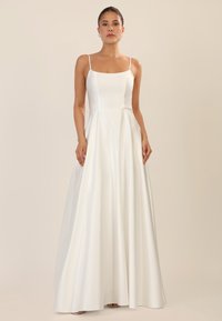 Weißes, ärmelloses Kleid mit quadratischem Ausschnitt und ausgestellter Silhouette. Hergestellt aus einem glatten, satinähnlichen Stoff, mit einem taillierten Oberteil und vollem Rock.