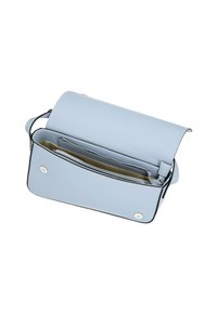 Borsa a tracolla in pelle azzurro chiaro con chiusura a patta, tasca con zip all'interno e rifiniture nere. Texture liscia ed elementi di design minimalisti.