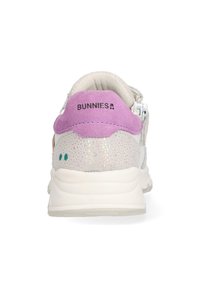 Hvid sneaker med en struktureret pink ruskinds hælkap og sølv glimmer, med "BUNNIES JR" trykt i sort på bagsiden.