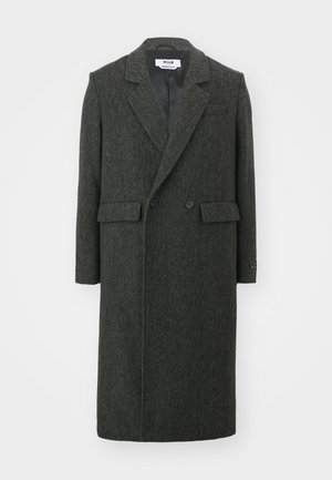 Manteau en laine gris foncé, long, avec un col structuré, deux poches avant, fermeture à double bouton et une poche poitrine. Tissu texturé.