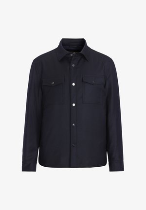 Marineblauwe shirt van zachte stof met lange mouwen, twee borstzakken en een knoopsluiting. Kenmerkt een klassieke kraag en rechte zoom.