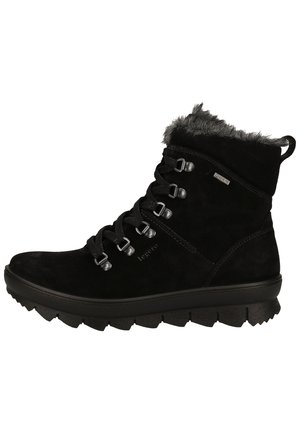 Botas negras de ante hasta el tobillo con cuello de piel sintética, que cuentan con ojales metálicos, cordones planos y suela de goma texturizada para mayor tracción.