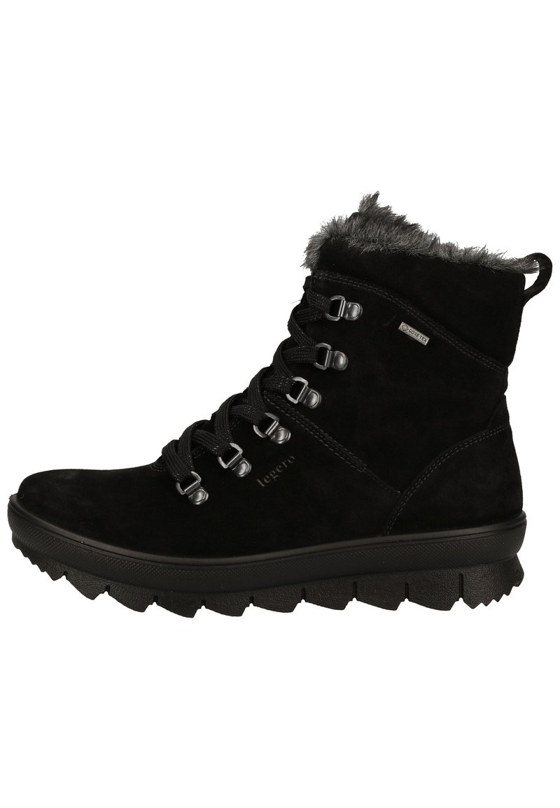 Botas negras de ante hasta el tobillo con cuello de piel sintética, que cuentan con ojales metálicos, cordones planos y suela de goma texturizada para mayor tracción.