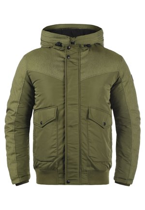 Olivenfarget polstret jakke med hette, med en strukturdelt overdel, to frontlommer og ribbestrikkede mansjetter og kant.