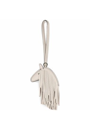 Portachiavi in pelle beige a forma di testa di cavallo con una lunga cinghia ad anello e dettagli con frange che ricordano la criniera.