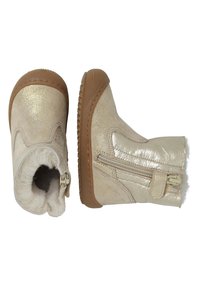 Stivaletti alla caviglia dorati glitterati con fodera in faux fur, zip laterale e suola in gomma marrone con texture. Finitura superficiale liscia e lucida.