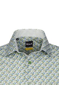 Camicia a fantasia floreale verde e blu con colletto a scacchi, chiusura a bottoni e bottoni verdi, con etichetta "Modern Fit."