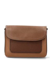 Bolso de mano de cuero marrón con un panel inferior texturizado y una solapa superior lisa. Presenta un contorno cosido y un cierre magnético. Diseño compacto.