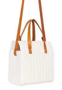 Borsa tote intrecciata bianca con motivo testurizzato, dotata di manici in ecopelle marrone e dettagli metallici. Forma compatta e squadrata con lati aperti.