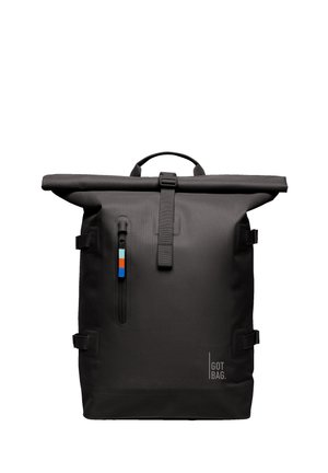 Sac à dos noir à rabat enroulable avec poche zippée frontale, tirette de fermeture multicolore, sangles latérales, et logo "GOT BAG" en bas à droite.
