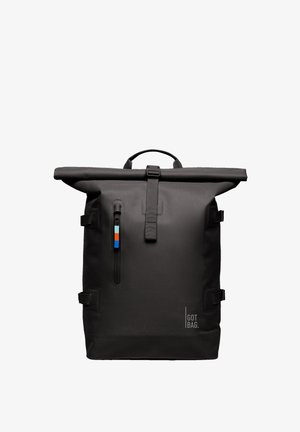 Schwarzer Rolltop-Rucksack mit Frontreißverschlusstasche, mehrfarbigem Reißverschlusszug, seitlichen Riemen und "GOT BAG"-Logo unten rechts.