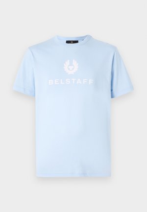 Ljusblåbomullströja med rund halsringning, med en vit "BELSTAFF"-logotyp och emblem tryckt på framsidan. Korta ärmar, mjuk textur.