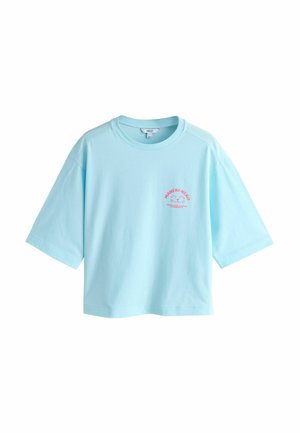 Gaiši zils īsroku krekls no kokvilnas ar brīvu piegriezumu. Priekšpusē ir rozā grafiskais dizains un apaļa kakla izgriezums.