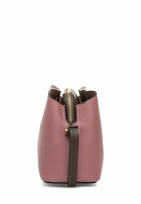 Mała różowa skórzana torba z teksturowanym wykończeniem, zamykana na zamek błyskawiczny, z brązowym paskiem akcentującym. Posiada kompaktowy, zwężający się kształt.