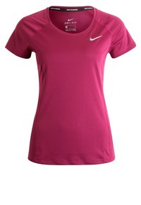 Camiseta rosa Dri-FIT de manga corta, cuello redondo y un pequeño logo de Nike en blanco en el pecho. Fabricada con un material ligero que absorbe la humedad.